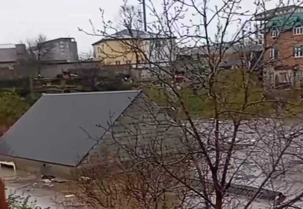    Улица Перова расположенная в северной части Махачкалы, ушла под воду по крыши двухэтажных частных домов.