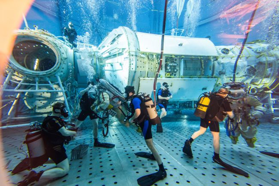 Космонавты отрабатывают задачи ВКД в гидролаборатории. Фото: ЦПК