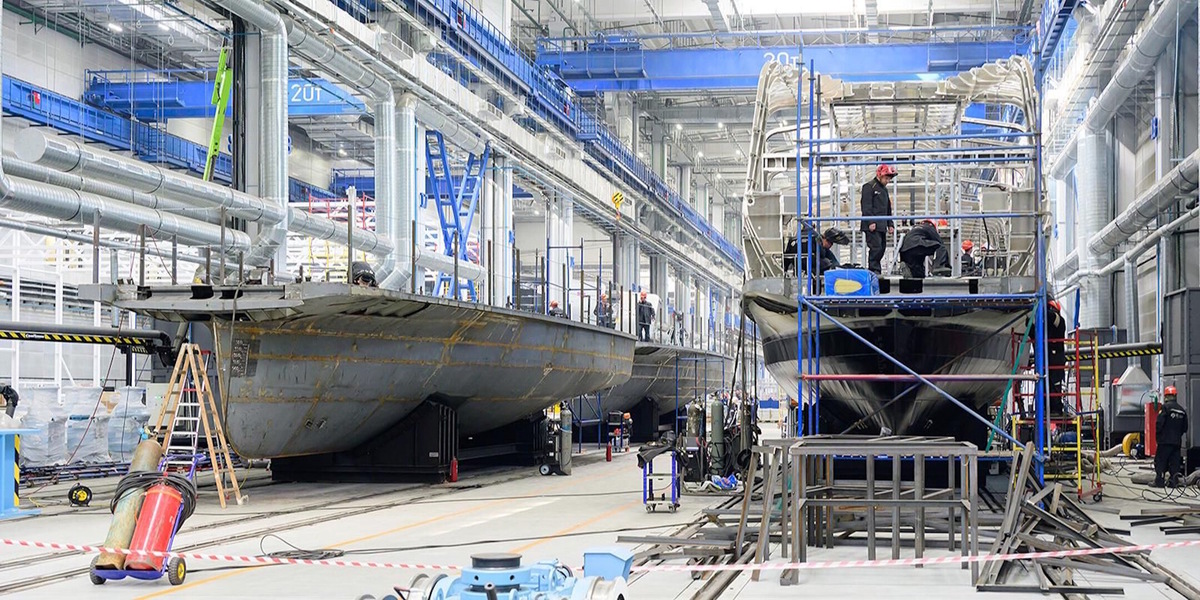    На предприятии также планируют выпустить электрические суда для прогулочных маршрутов и безэкипажные катера для обеспечения безопасности и экомониторинга на Москве-реке. Источник: официальный сайт Департамента транспорта и развития дорожно-транспортной инфраструктуры города Москвы.