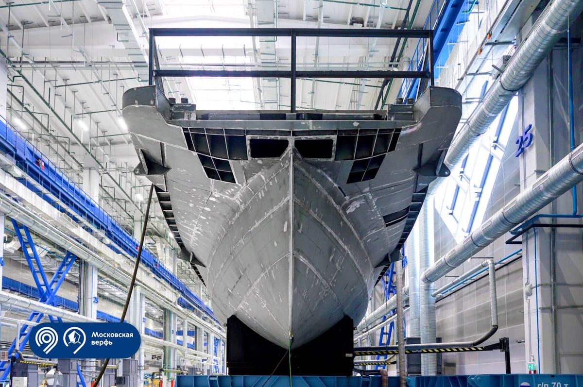    В начале 2027 года планируется начать строительство гибридного круизного судна «Московское золотое кольцо», которое выйдет на одноименный маршрут по историческим городам России. Источник: Мосгортранс.