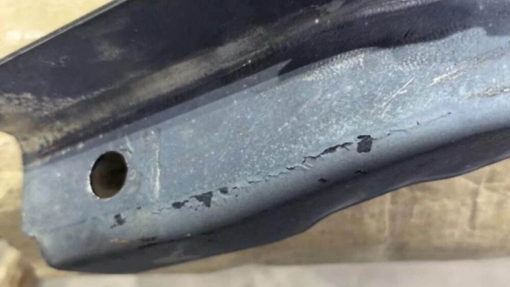 Это растрескивание деталей во время горячей формовки и коррозия. 