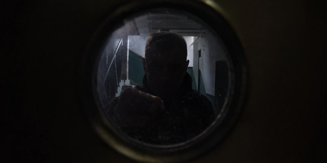 Ты выйдешь «на минуту» — и не вернёшься: ловушка подъезда