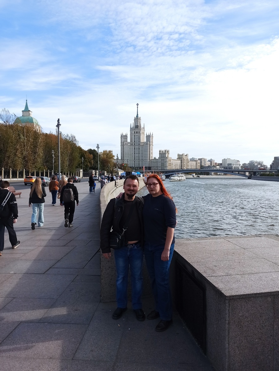 Автор этих строк с женой в Зарядье у Москвы-реки