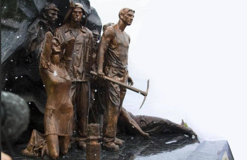 Памятник "Героям Кольчугинского восстания".