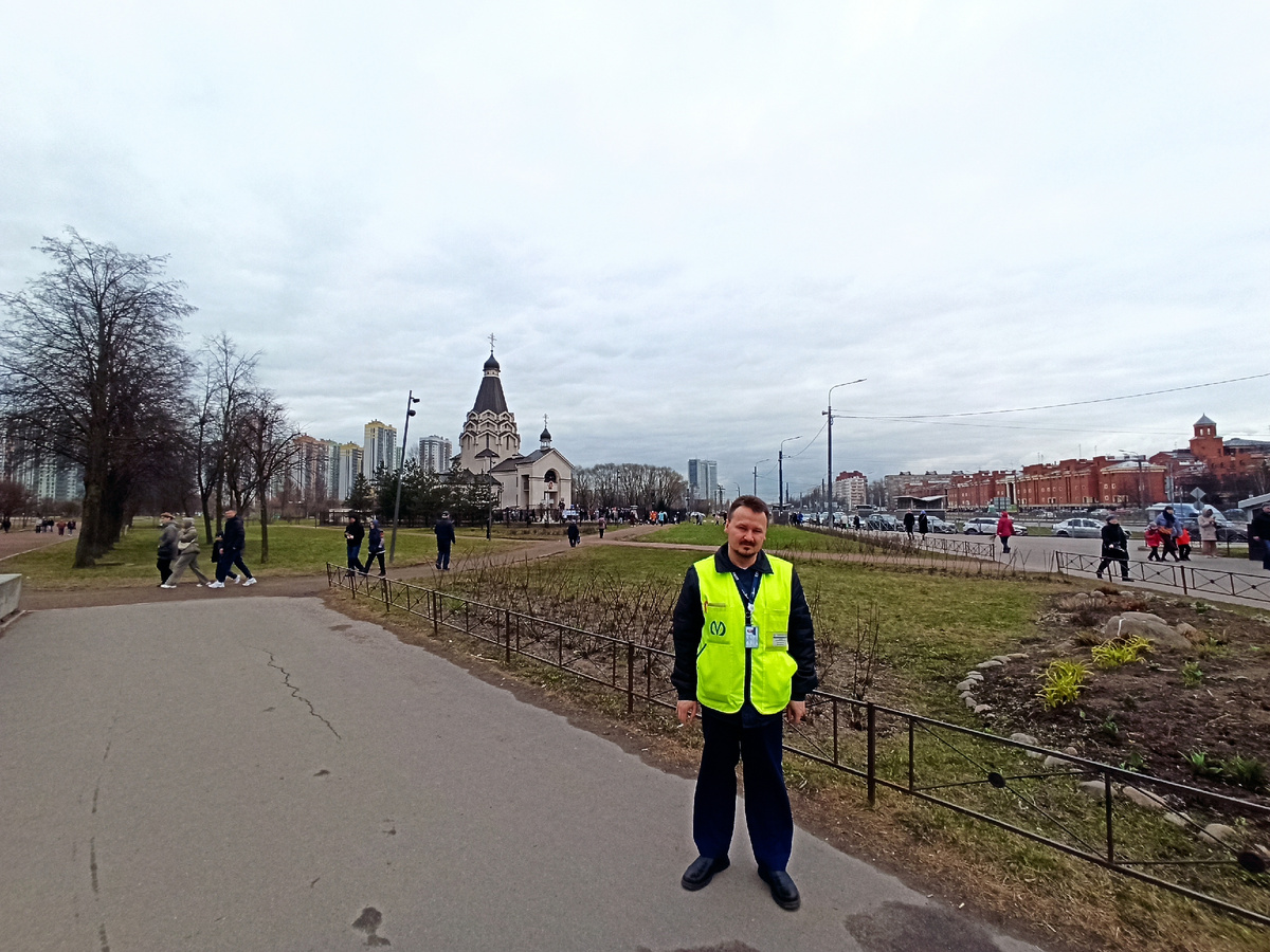 Автор этих строк на фоне храма во время рабочего дня. 05.04.2026