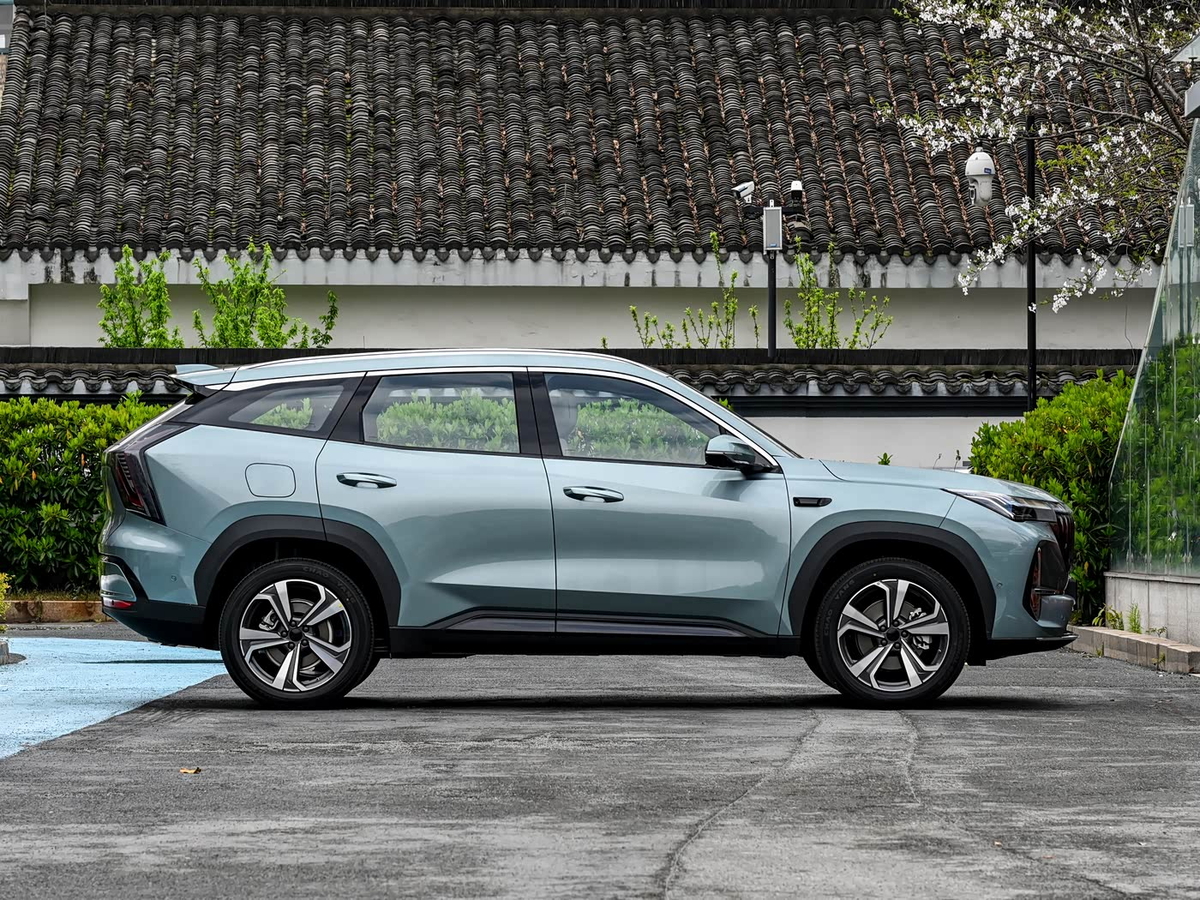 При фактически бюджетной (на китайском рынке) стоимости Geely Boyue L укомплектован хорошо даже в базовом исполнении