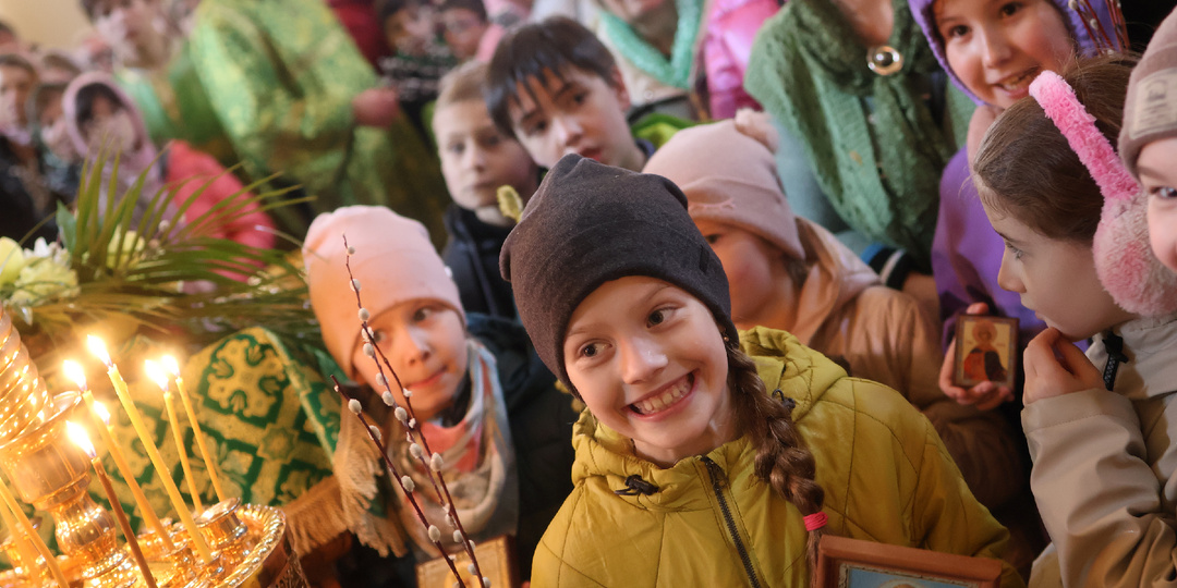 "Зонты улетели, одежда промокла, но радость осталась!": детский крестный ход прошел в храме свт.Иова