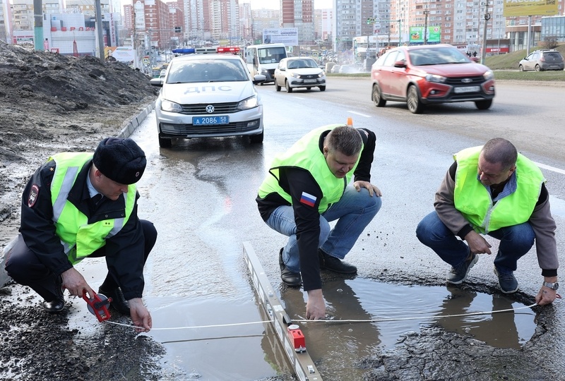 В Пензе измерили ямы на дорогах