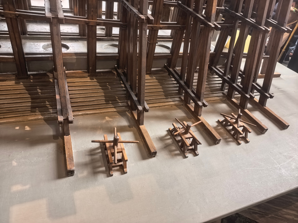 Макет строительства (подъём колонн)