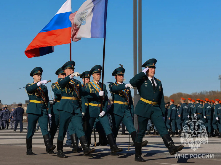     В этом году в торжественном прохождении будут участвовать почти 50 спасателей. Фото: пресс-служба МЧС по Новгородской области