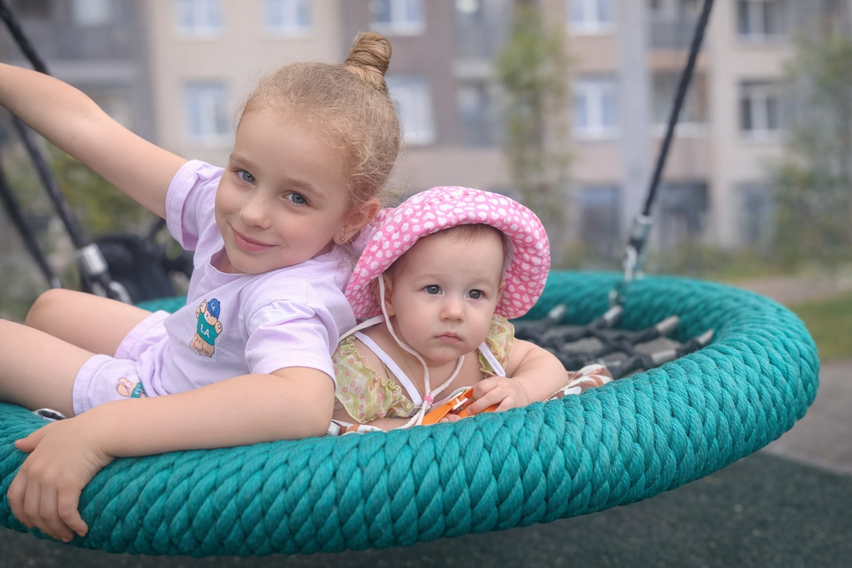 Одна — как ветер, другая — как тихая гавань. Одна звенит, другая согревает. А вместе они — мое счастье, в котором живут и буря, и покой.