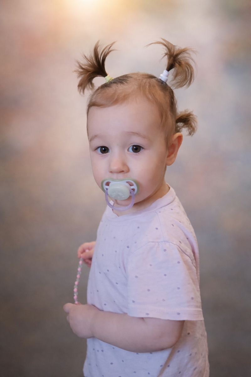 Маленькая с виду, а внутри — целое пламя. Будто крошечная искра однажды решила стать костром и теперь учится светить на весь дом.