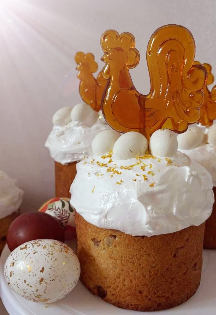 Если леденец маленький, то он подойдет для небольшого кулича. А на большой кулич можно поставить три леденца, иначе один будет смотреться одиноко