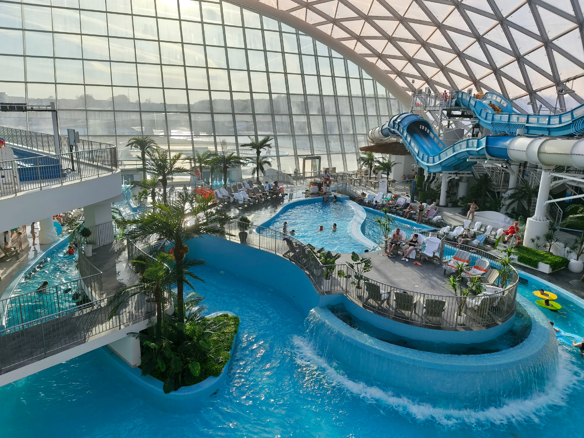 Аквапарк в солнечный, весенний день