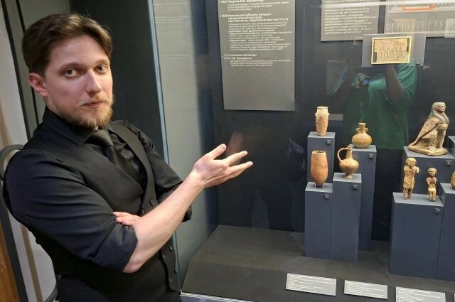    Хранитель коллекции археологии Нацмузея РТ Леонид Ширяев: Самый древний экспонат относится к середине четвертого тысячелетия до н.э. Фото: АиФ/ Ольга Любимова