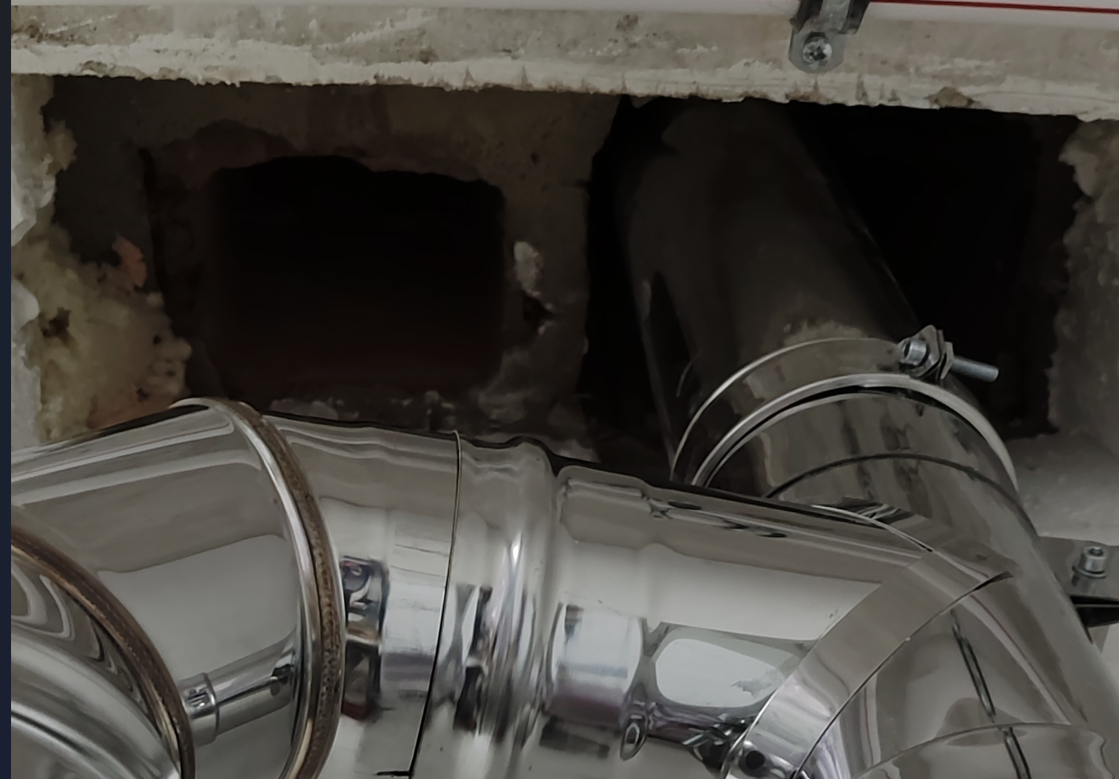 внутрь кирпичного дымохода засунули гильзу - труба из нержавейки