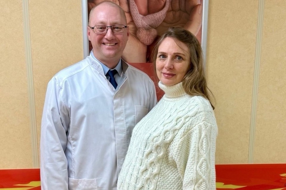    Заместитель главврача родильного дома № 10 Евгений Михайлин и мама новорожденных Мария. Фото: соцсети Михайлина