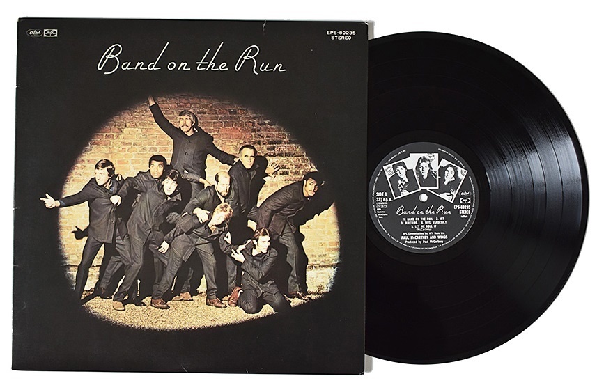 «Band on the Run»  крайний справа Джон Конте