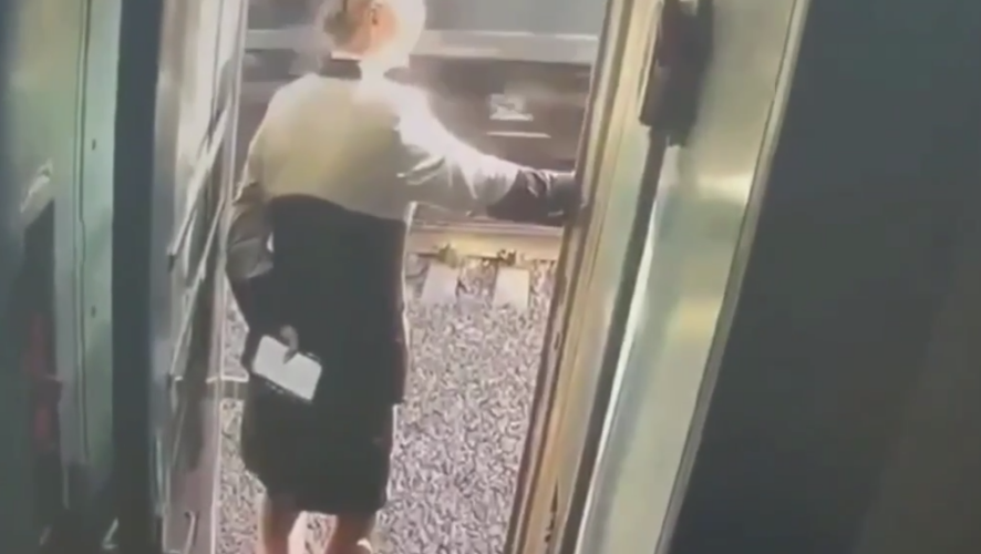 Мужчина сломал проводнице поезда позвоночник за отказ выпустить его на перекур — видео