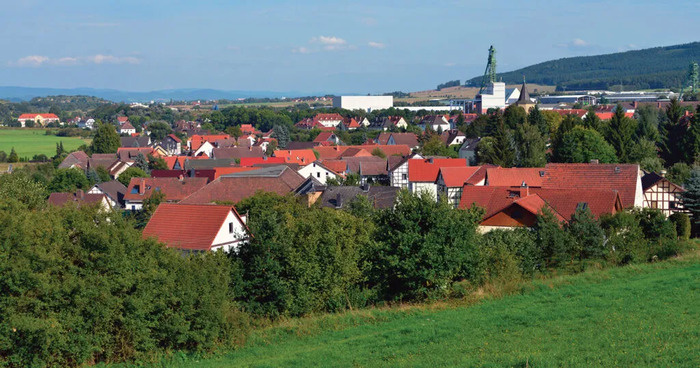 Идиллический облик деревушки Меркерс сегодня скрывает его критическую значимость для Германии, когда Берлин и его центральный банк подвергались бомбардировкам союзников в 1945 году.