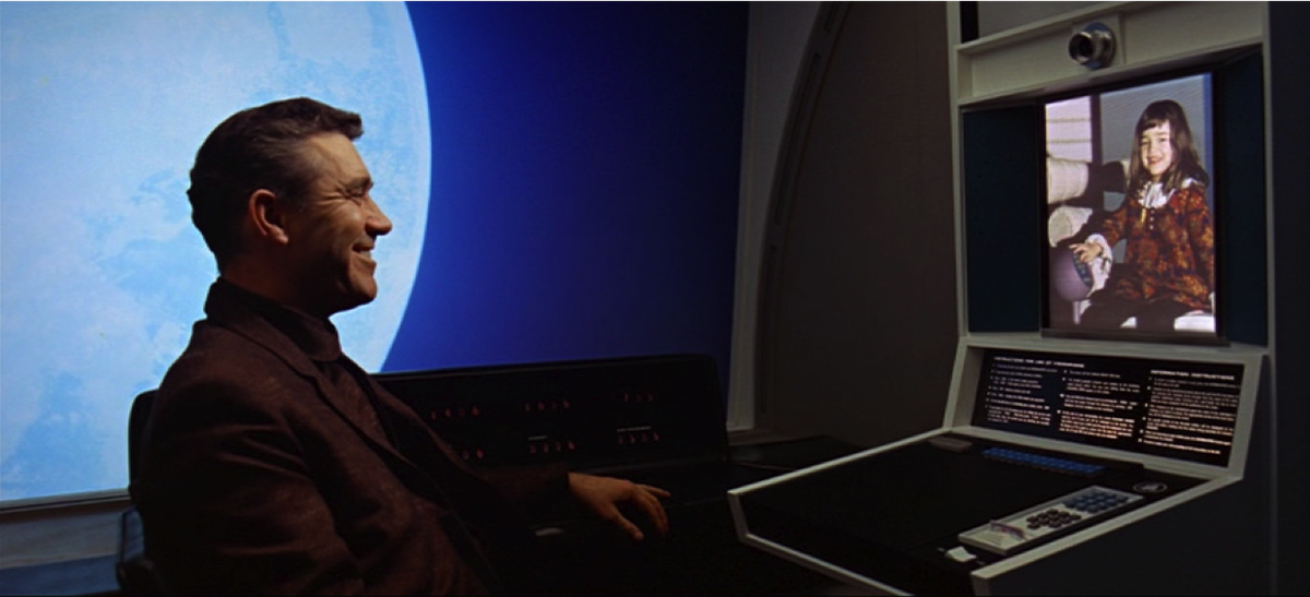 Кадр из фильма «2001: Космическая одиссея» с видеозвонком