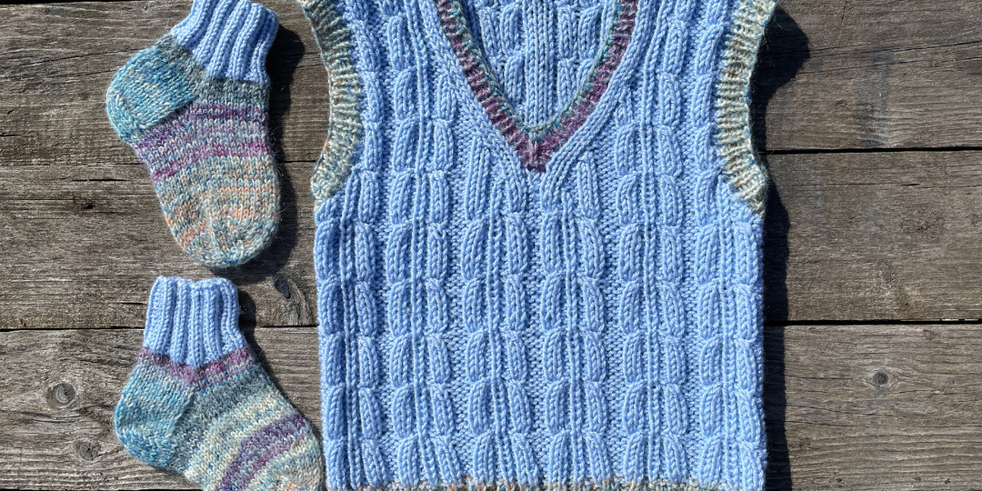 Красивая детская жилетка спицами