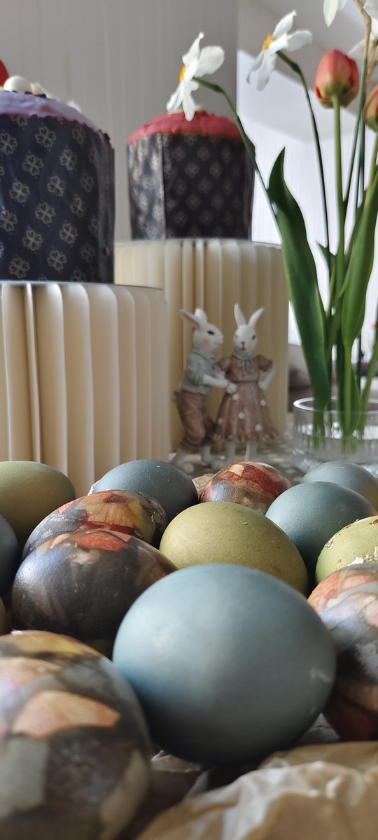 Здесь , для окрашивания,  я использовала каркаде, куркуму, яичную шелуху для придания эффекта мраморности. 