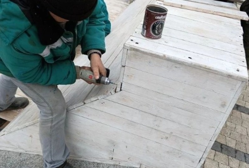 Астраханские коммунальщики восстанавливают пострадавшие от вандализма объекты