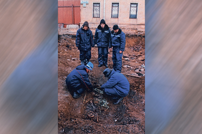 Расчистка обнаруженного погребения. Фото Сергея Арканова