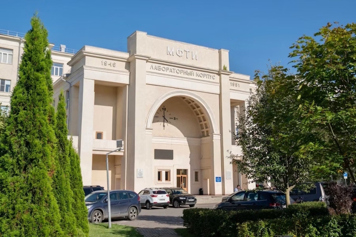    Также ученые отмечают, что созданные ими материалы могут применяться для изготовления систем синхронизации сверхкоротких лазерных пучков, систем защиты глаз и чувствительных приборов от мощного излучения, а также решения массы других практических задач в области нелинейной оптики. Источник: официальный сайт МФТИ — Московского физико-технического института.