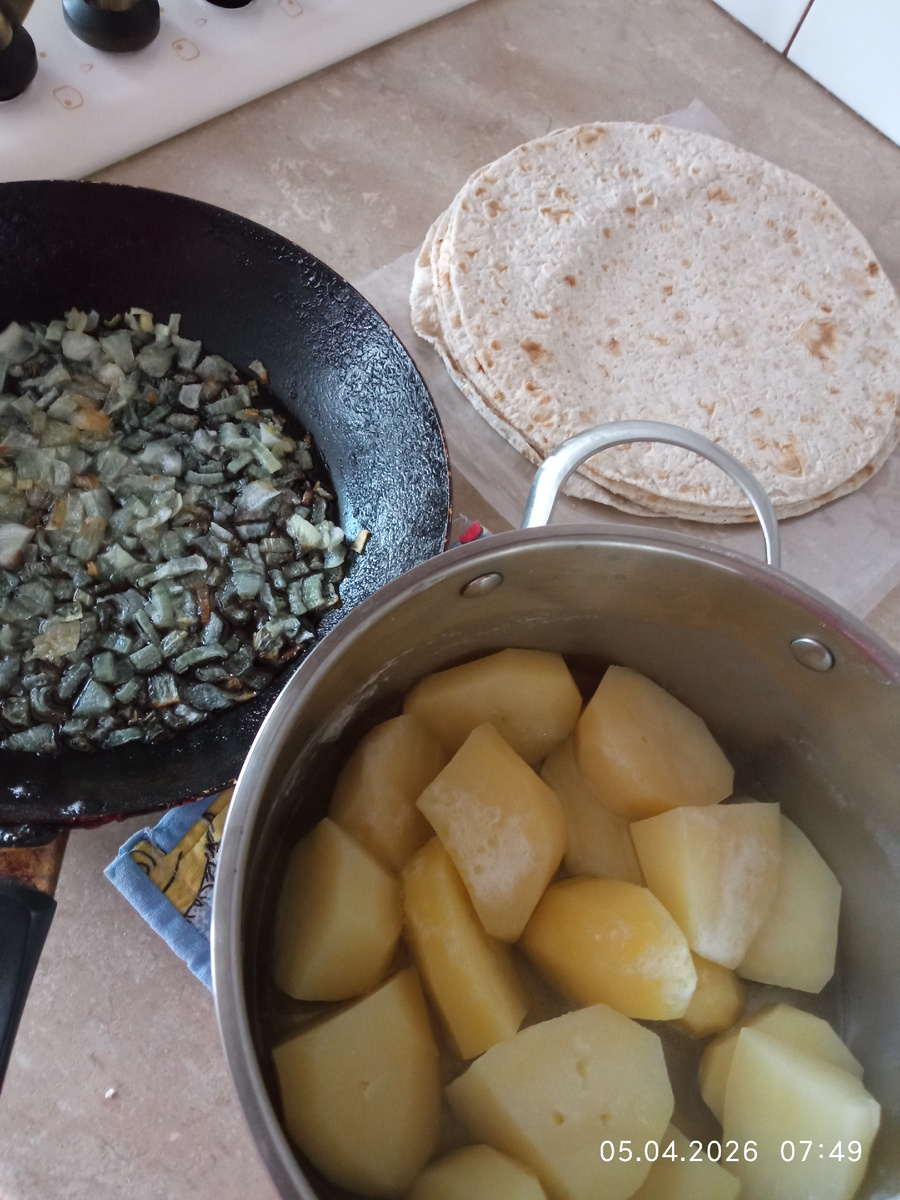 Картошка, вода, жареный лук и соль