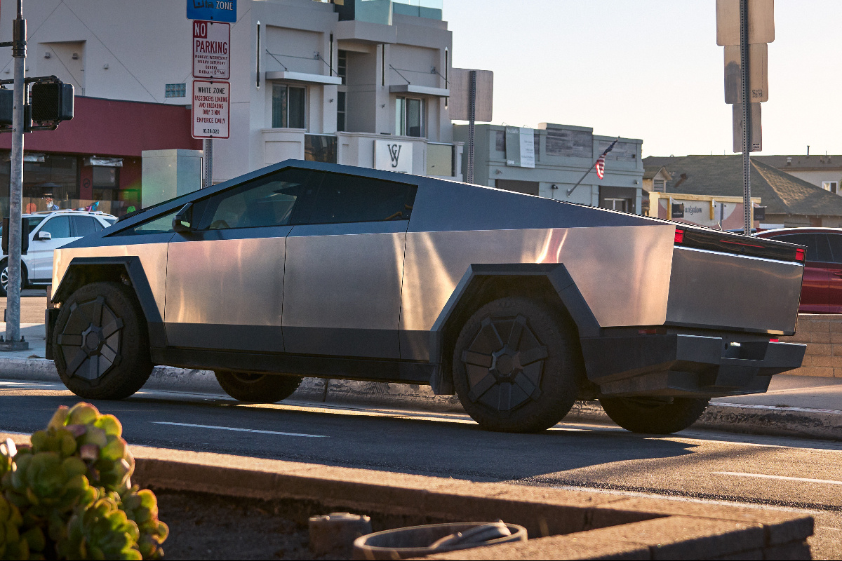    Гигантская нержавеющая кухонная раковина Tesla Cybertruck. Фото topgear.com