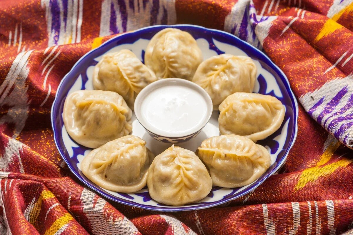    Манты принято есть руками, чтобы не терять сок. Их нельзя разрезать ножом, так как это считается плохим тоном.