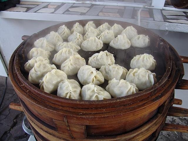    Манты-каскан – это многоярусная пароварка для приготовления мантов. Представляет собой несколько вставленных друг в друга ёмкостей с ручками. В самую нижнюю из них наливается вода, а дно остальных имеет отверстия, благодаря которым пар свободно циркулирует внутри.