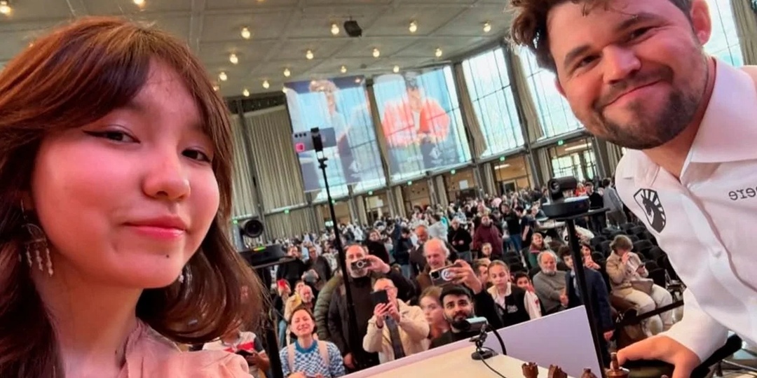 «Улыбнулся, сделал селфи и сдал»: как Магнус Карлсен подставил юную шахматистку из Казахстана.