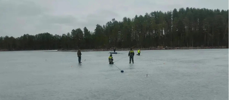 Как лодка с рыбаком оказалась на льду озера в Суоярви посреди лунокНаш Город Суоярви  📷
