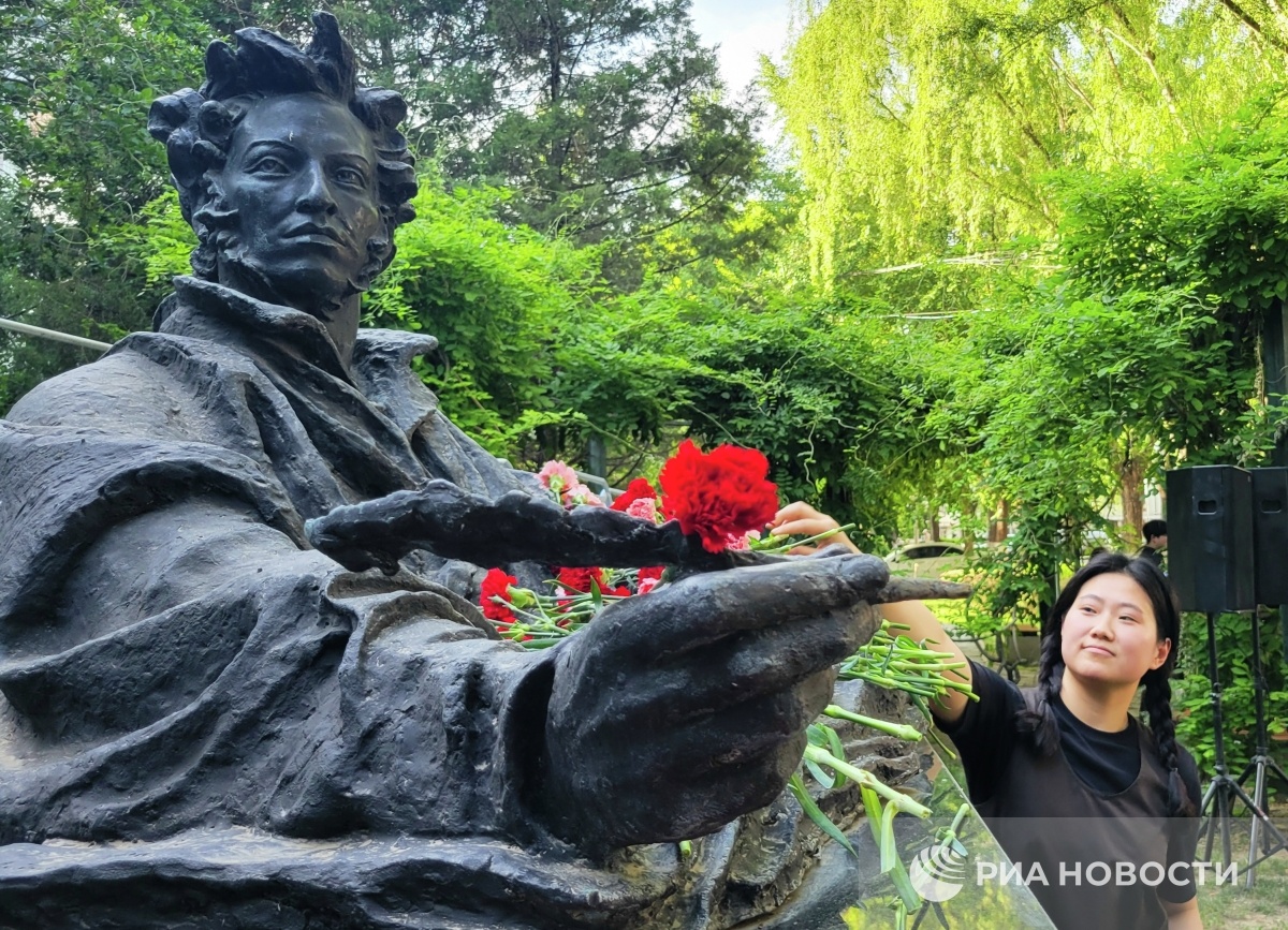 Празднование 226-летия со дня рождения Александра Сергеевича Пушкина на территории Пекинского педагогического университета, 2025 год © Анна Раткогло, РИА Новости