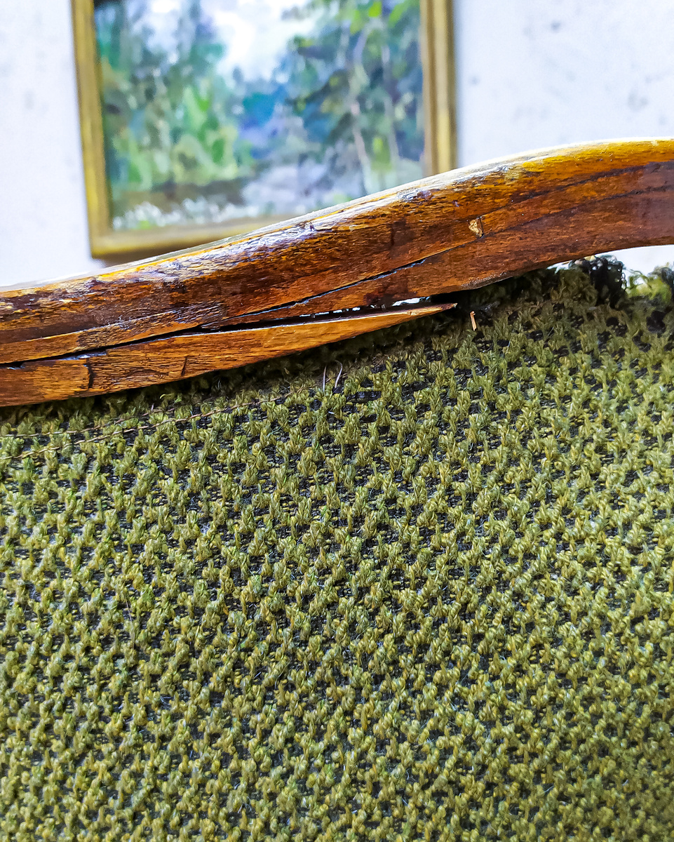 Раскрывшаяся щель на спинке кабинетного кресло из гнутого бука