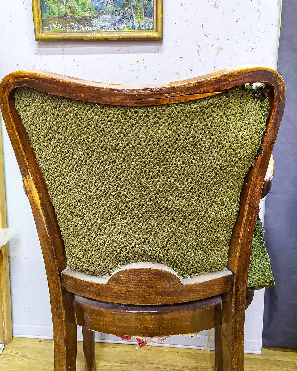 Частое явление для гнутой мебели