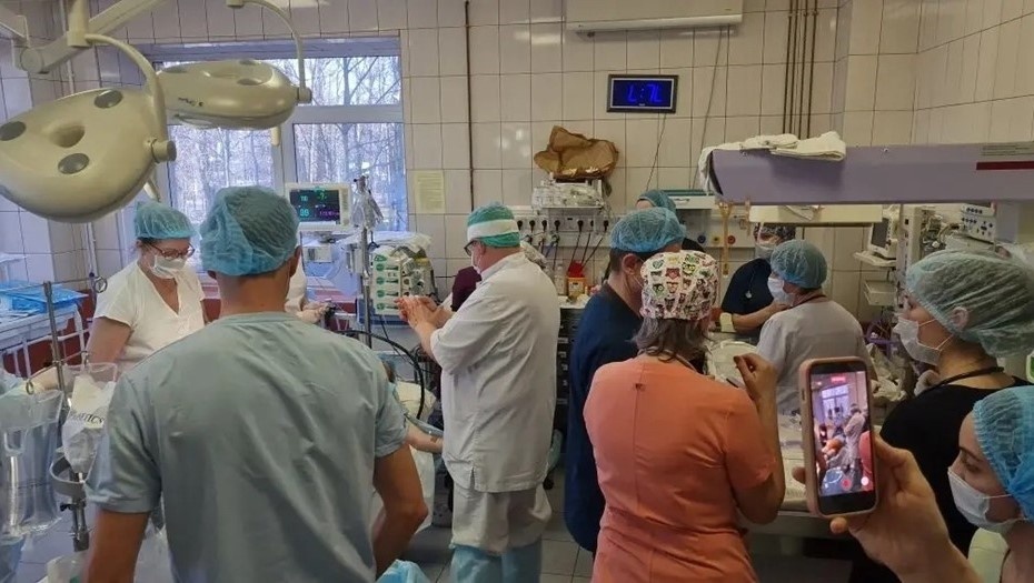    Обстановка в операционной во время рождения однояйцевой четверни в Петербурге Автор фото: Роддом 17