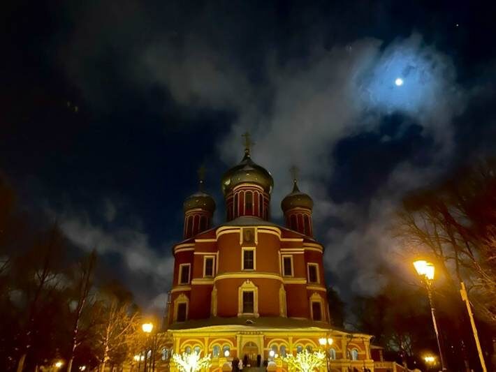 Донской монастырь в Москве был основан в 1593 году на месте одной из самых памятных русско-крымских битв (у стен Москвы, летом 1591). Из открытых источников