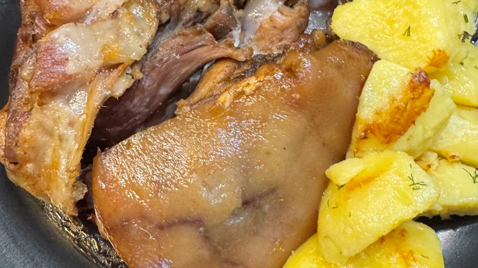 Брать одну свиную рульку – это же не очень практично, на мой взгляд. Еще одна рулька через духовку