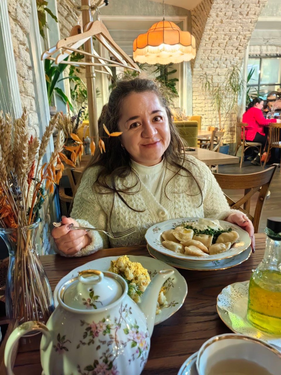 Это я в том самом трактире пару месяцев назад. А вчера сидели с подругами за столиком, который как раз за моей спиной на этом фото.