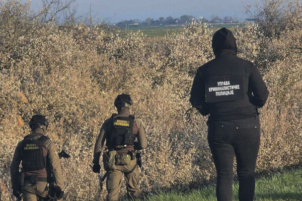 Полиция на месте обнаружения взрывчатки у газопровода в Сербии недалеко от границы с Венгрией, 5 апреля 2026 года / МВД Сербии   📷