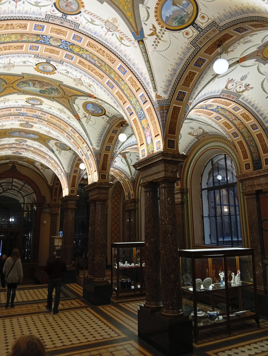 Зал в Академии Штиглица, но трапезные при храмах  могут выглядеть подобным образом