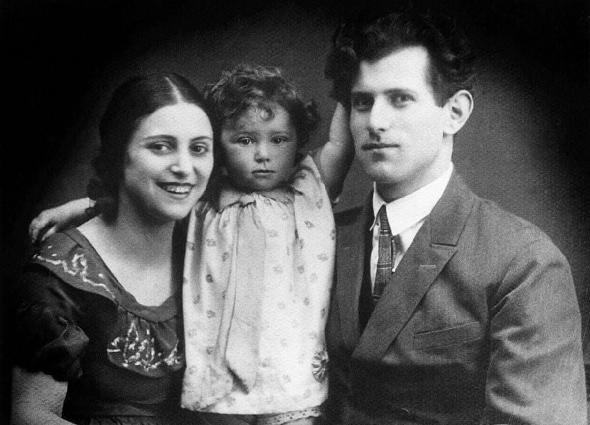 Майя Плисецкая с родителями. 1927 год. Фотография из семейного архива Плисецких, представленная в книге «Век Майи»