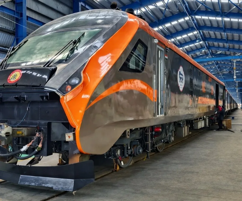 Грузовой электропоезд Vande Bharat, выпущенный на заводе ICF в Ченнаи. Источник: RGA Rail Connect