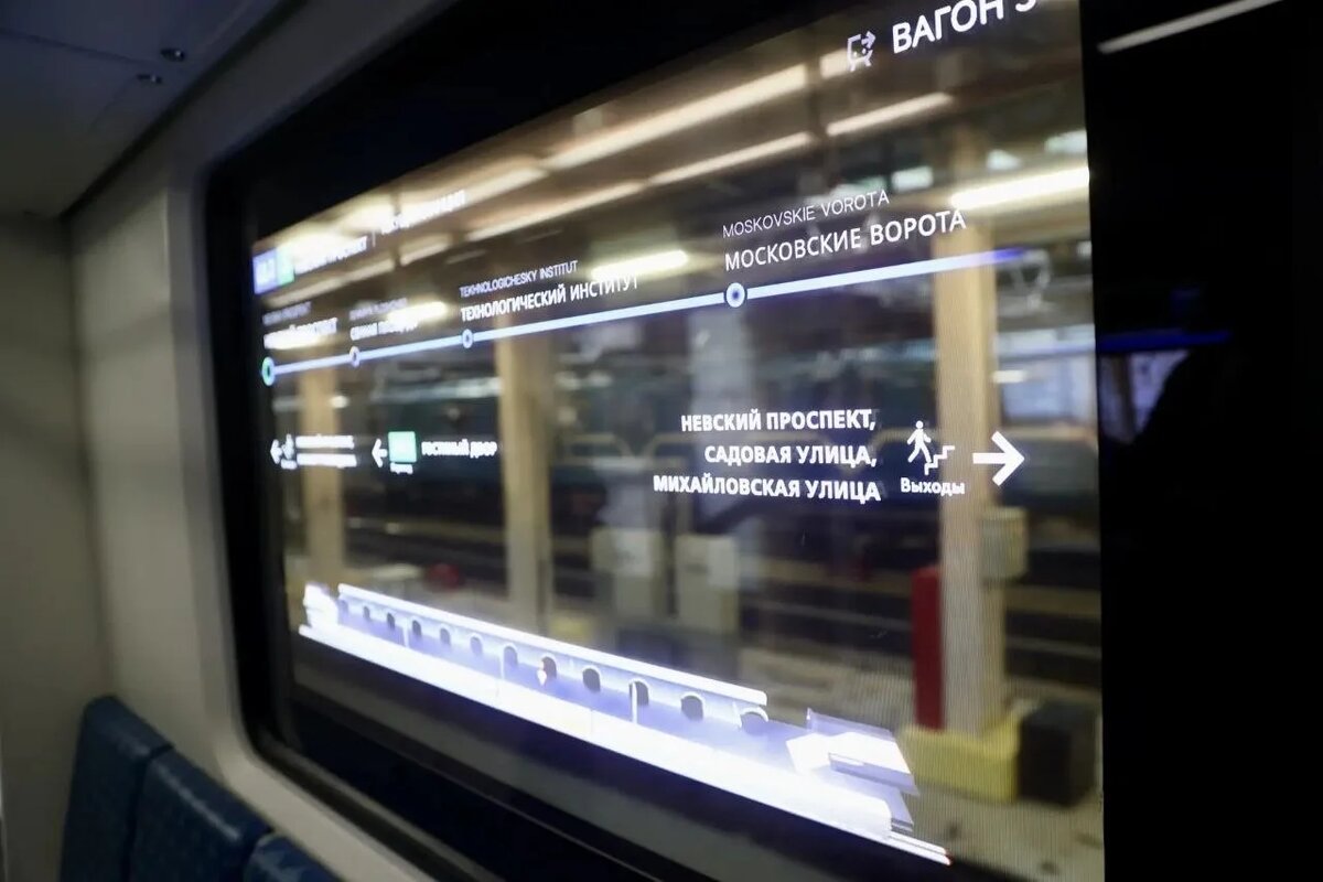  Прозрачный OLED-дисплей, встроенный в оконный проем внутри вагона поезда метро 81-726.2 «Балтиец-2» для Московско-Петроградской линии в Санкт-Петербурге. Источник: Начальник транспортного цеха/Telegram