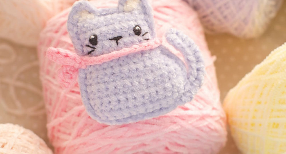 Вяжем кошку брелок из модной пряжи: простая схема крючком