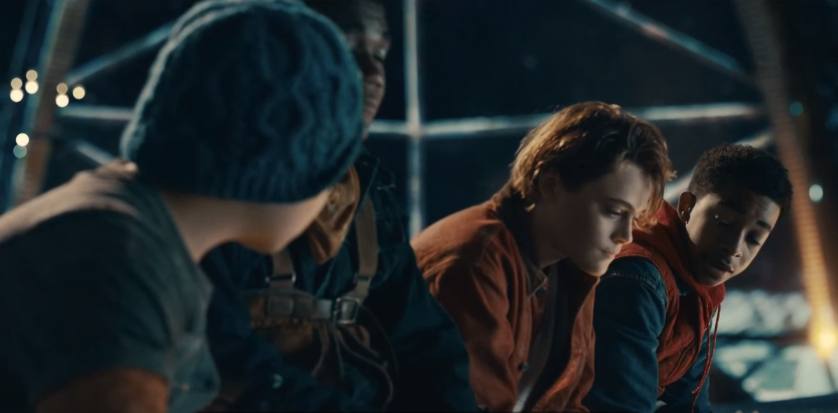 Калеб (крайний справа) рассказывает о своих планах друзьям (с) Кадр из фильма